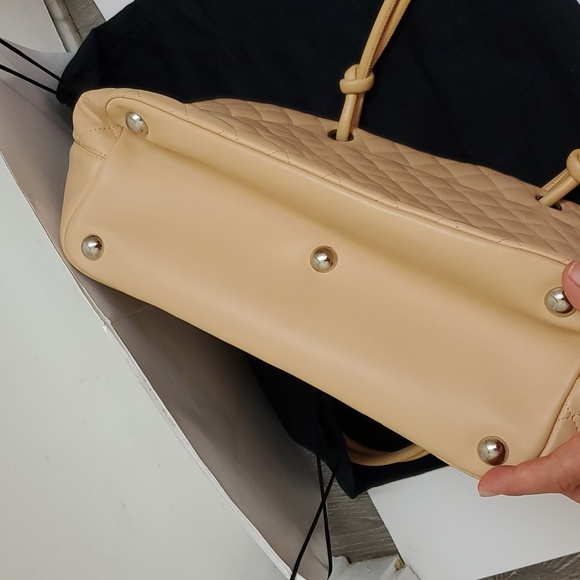 🤩Used twice 100% authentic Chanel calfskin tote bag "price firm" - Picture 5 of 17